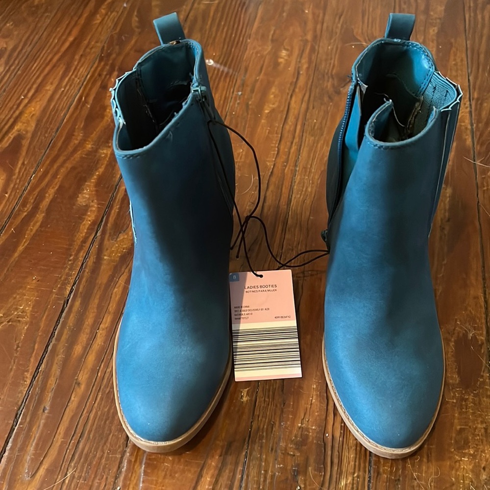 NWT Serra booties size 8